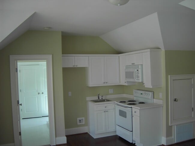 842 Lake Ave NE, Unit 842 Studio