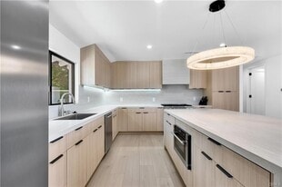 17072 Oak View Dr in Los Angeles, CA - Building Photo