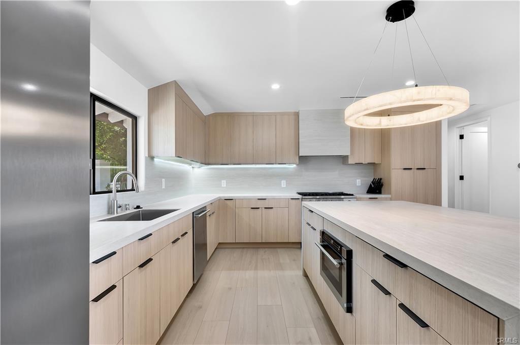 17072 Oak View Dr in Los Angeles, CA - Building Photo