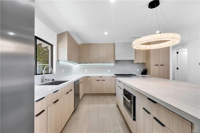 17072 Oak View Dr