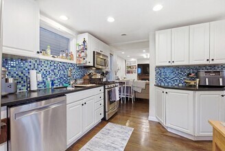 245 W Fifth St in Boston, MA - Building Photo - Building Photo
