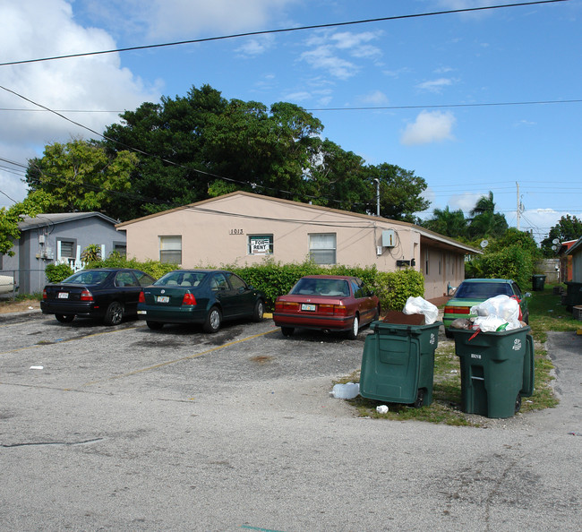 1013 NW 8th St in Hallandale Beach, FL - Building Photo - Building Photo