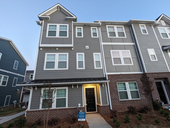 Room in Townhome on Memorial Pkwy in Charlotte, NC - Building Photo - Building Photo