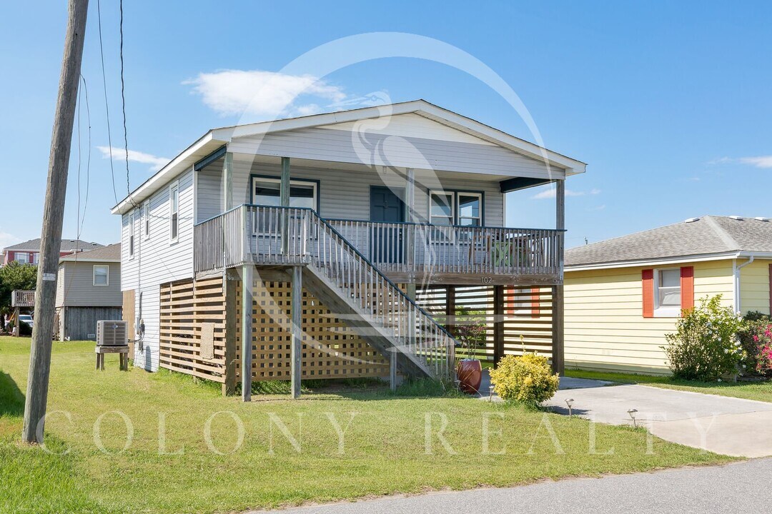 102 Wilson St in Kill Devil Hills, NC - Building Photo
