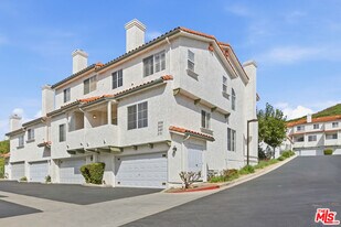 359 Westlake Vista Ln in Thousand Oaks, CA - Building Photo