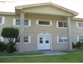 4240-4280 Woodside Dr in Coral Springs, FL - Building Photo - Building Photo