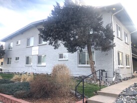 Flats at DeBoer Park in Denver, CO - Building Photo