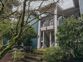 911 N 163rd St in Shoreline, WA - Building Photo