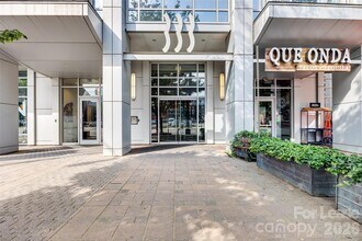 333 W Trade St in Charlotte, NC - Building Photo - Building Photo