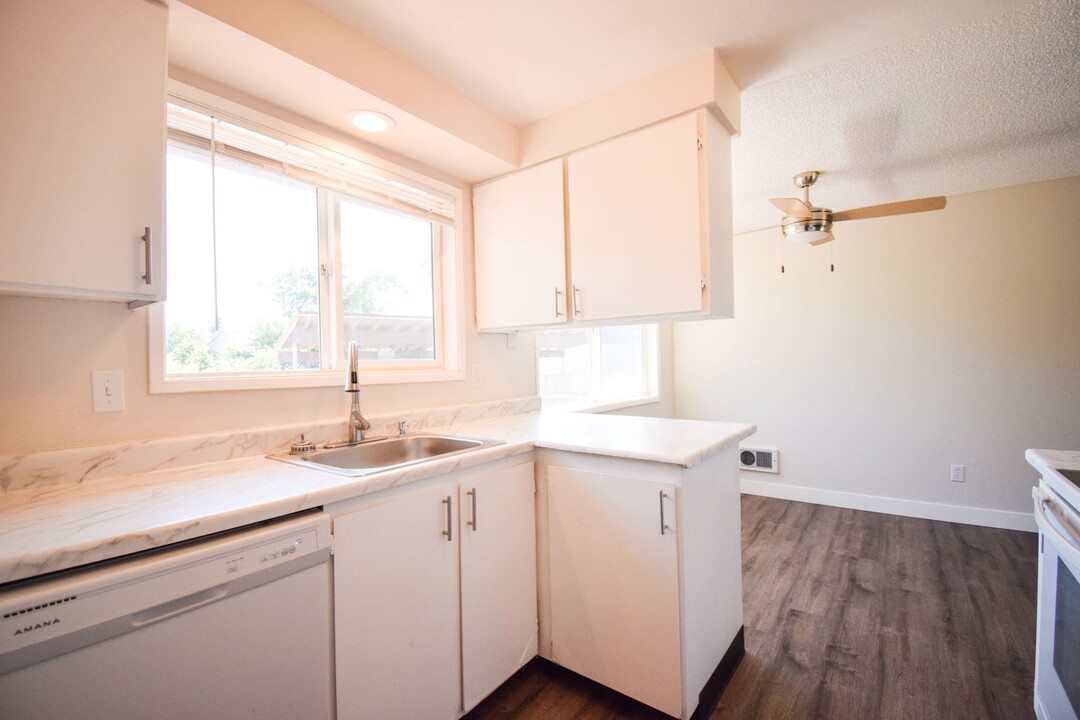 2359 SE 152nd Ave in Portland, OR - Building Photo