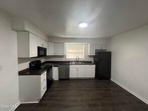 11-21-21 Ashdown Rd in Burnt Hills, NY - Foto de edificio - Building Photo