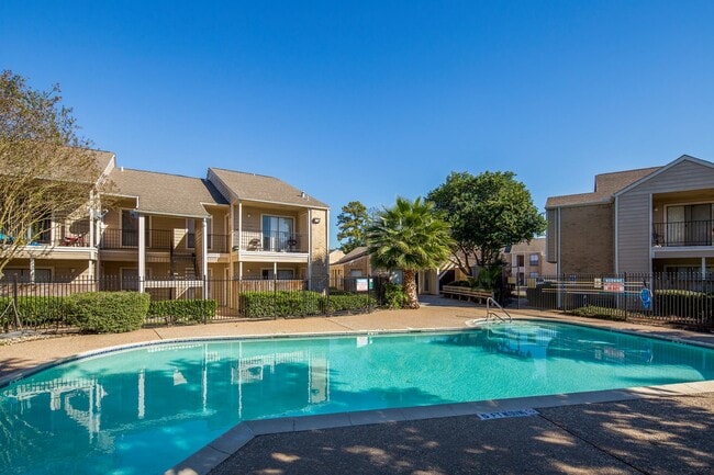 Hacienda Bonita Apartments in Houston, TX - Foto de edificio - Building Photo