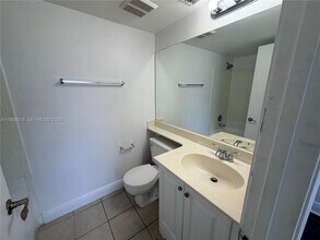 5720 Rock Island Rd in Tamarac, FL - Foto de edificio - Building Photo