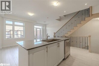 31 Bluebird Ln in Barrie, ON - Building Photo - Building Photo