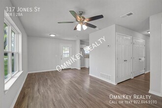 317 Jones St in Bonham, TX - Foto de edificio - Building Photo