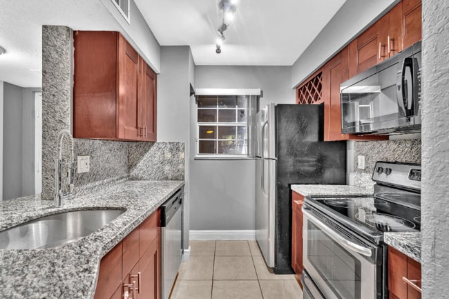 2890 N Oakland Forest Dr in Oakland Park, FL - Building Photo - Building Photo