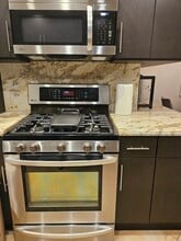 7218 Hillside Ave, Unit 307 in Los Angeles, CA - Building Photo - Building Photo