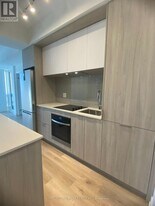 395 Square One Dr in Mississauga, ON - Building Photo