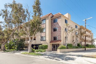 Corinth Ave. Apartments in Los Angeles, CA - Building Photo