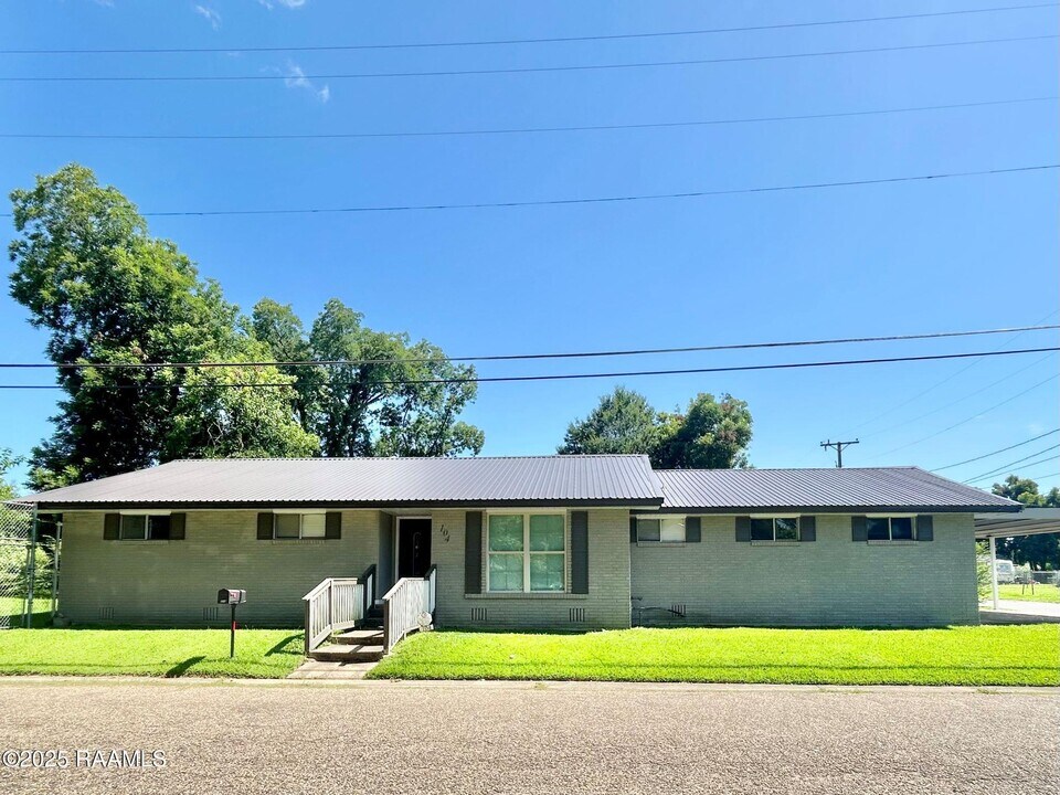104 E Coleman St in Opelousas, LA - Building Photo