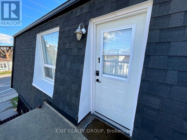 156 Moira St E in Belleville, ON - Building Photo - Building Photo