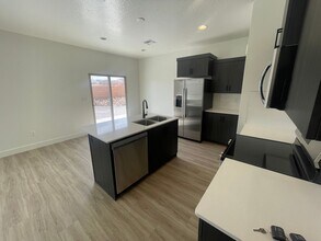 2294 E Alexander Ln in Saint George, UT - Building Photo - Building Photo