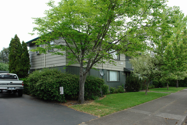 Beca Apartments in Corvallis, OR - Building Photo - Building Photo