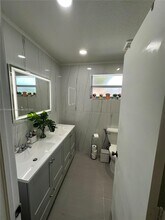 14303 SW 96th St in Miami, FL - Foto de edificio - Building Photo