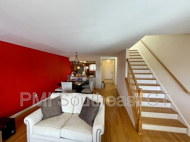 330 Crystal Ave in New London, CT - Building Photo - Building Photo