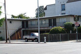 1421 Carmelita Ave in Burlingame, CA - Building Photo - Building Photo