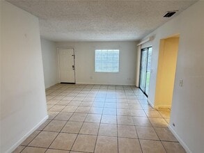 3249 Bloomingdale Villas Ct, Unit 3220 in Brandon, FL - Building Photo - Building Photo