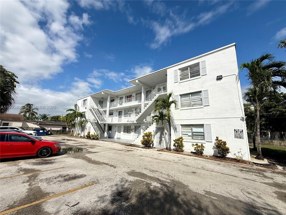 8262 NE 1st Ave in Miami, FL - Building Photo