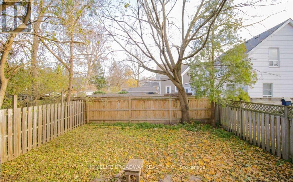 1354 Caroline St in Burlington, ON - Building Photo