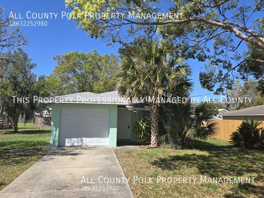 61 Winthrop Ave in Umatilla, FL - Building Photo