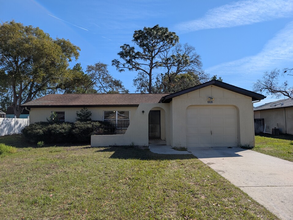 2262 Lake Forest Ave in Spring Hill, FL - Building Photo