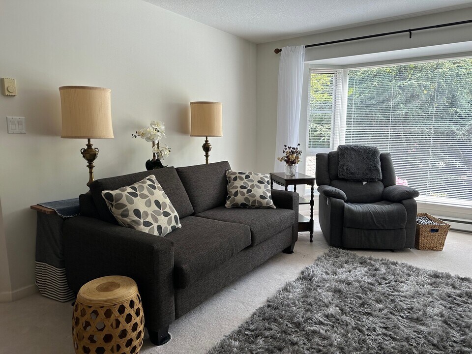 5650 Edgewater Ln in Nanaimo, BC - Building Photo
