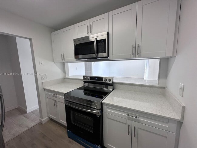6090 W Flagler St in Miami, FL - Building Photo - Building Photo