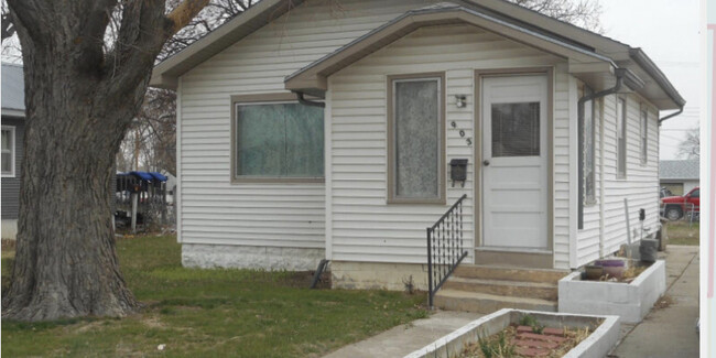 property at 903 E 5th St