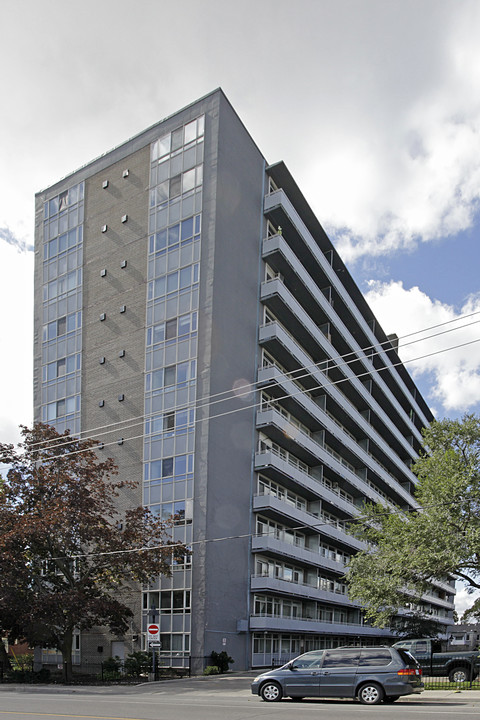 580 Christie St in Toronto, ON - Building Photo