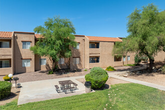 Kachina Springs Apartments in Tucson, AZ - Foto de edificio - Building Photo