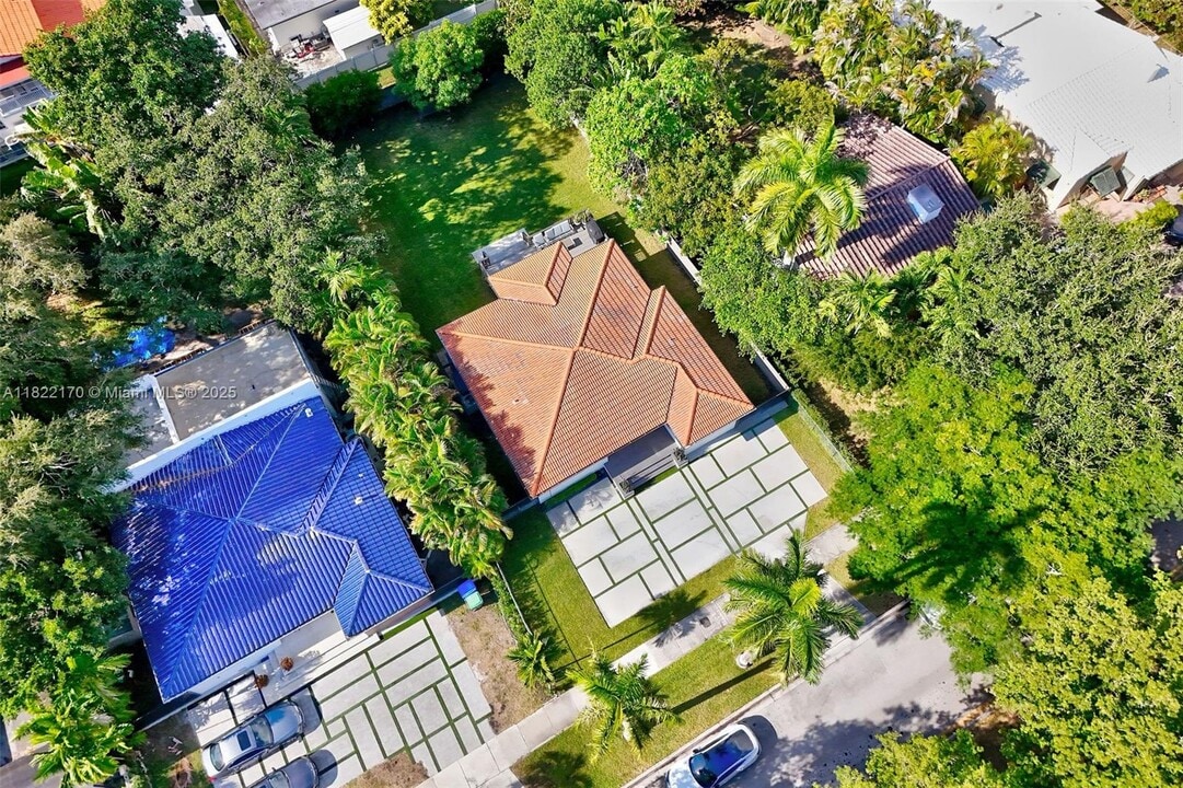 130 SW 25th Rd in Miami, FL - Building Photo