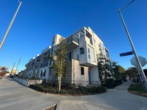 14614 Vanowen St in Van Nuys, CA - Foto de edificio - Building Photo