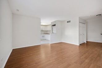 93 N Victoria Ln in Streamwood, IL - Building Photo - Building Photo