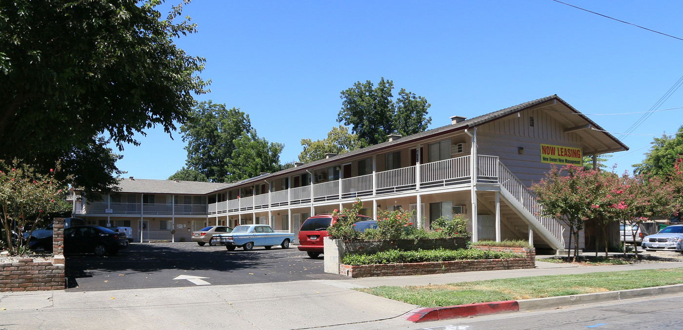 College Manor in Woodland, CA - Building Photo