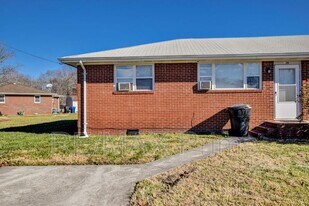 936-938 Schumann Dr in Virginia Beach, VA - Building Photo