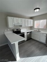 5237 Garden Ln in Las Vegas, NV - Building Photo - Building Photo