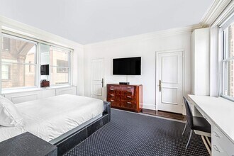 781 5th Ave in New York, NY - Building Photo - Building Photo