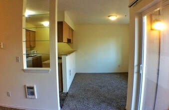 18930 Bothell Everett Hwy-Unit -Unit U303 in Bothell, WA - Building Photo - Building Photo