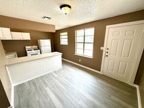 1827 E Highland Blvd in San Antonio, TX - Building Photo - Building Photo