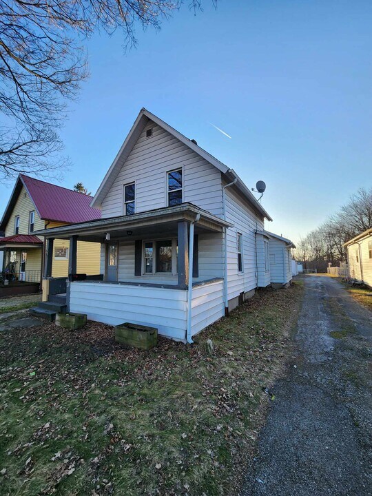 117 N Grant St in Kendallville, IN - Building Photo